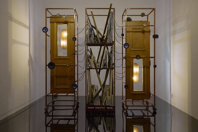 철거 과정에서 수집한 힐튼서울의 건축 자재들로 만든 서지우 작가의 설치 작품 <사라짐>. 피크닉 제공