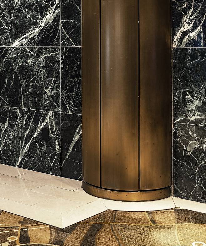 <힐튼서울 자서전>에 전시된 최용준 작가의 사진 작품. 피크닉 제공