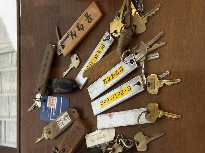 <힐튼서울 자서전>.  Bora Kim