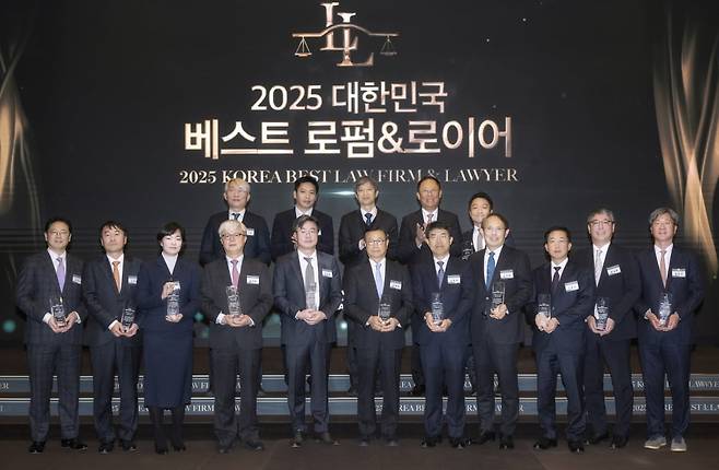 (뒷줄 왼쪽부터) 조건주 화우 변호사, 이재환 한국사내변호사회 회장, 이중교 연세대 법학전문대학원 교수, 김정호 한국경제신문 사장, 정다주 광장 변호사. (앞줄 왼쪽부터) 이행규 지평 대표변호사, 시진국 화우 변호사, 이정란 대륙아주 대표변호사, 강석훈 율촌 대표변호사, 김상곤 광장 대표변호사, 정계성 김앤장 대표변호사, 오종한 세종 대표변호사, 오정면 태평양 대표변호사, 이동훈 바른 대표변호사, 박성준 평안 대표변호사, 염용표 율촌 경영담당 대표변호사. /이승재 기자