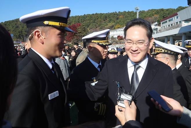 이재용 삼성전자 회장이 11월 28일 오후 경남 창원시 진해구 해군사관학교 연병장에서 열린 제139기 해군·해병대 사관후보생 수료 및 임관식에서 아들 이지호 신임 소위를 격려하고 있다. 사진=연합뉴스