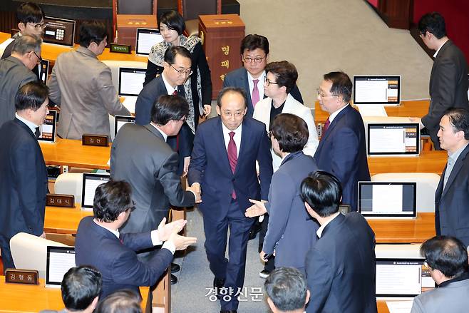 추경호 국민의힘 의원이 지난 27일 국회 본회의에서 자신의 체포동의안에 대한 신상발언을 마치고 소속 의원들의 격려를 받으며 함께 퇴장하고 있다. 박민규 선임기자