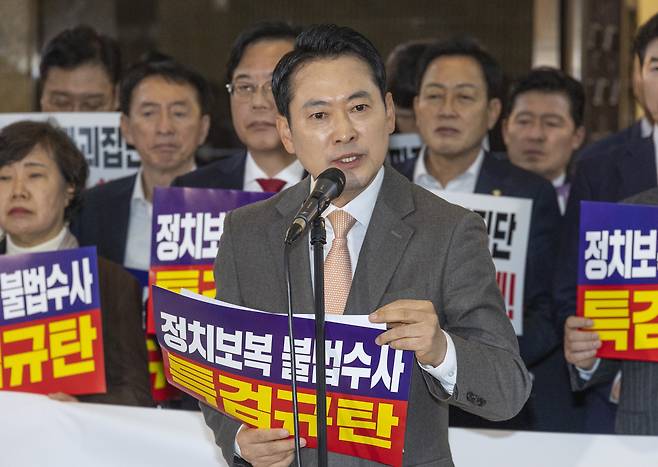 People Power Party leader Jang Dong-hyeok speaks at a protest held outside the National Assembly’s main chamber on Nov. 27 to oppose the arrest motion for Rep. Choo Kyung-ho. The motion was later approved in a plenary vote. [YONHAP]