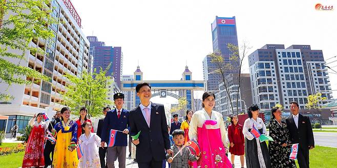 North Korea’s Rodong Sinmun reported on May 3 that Pyongyang’s Hwasong District was bustling with celebrations as residents moved into new homes. The paper said an elderly couple wept, saying that “there is no country in the world but ours that would place people like us, in the final years of life, in such a wonderful new home.” [RODONG SINMUN/NEWS1]