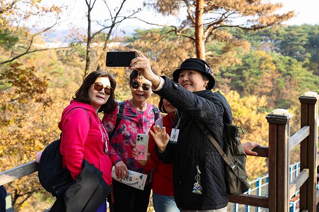 Overseas Koreans from Australia take a picture while hiking at Mount Sogeum Grand Valley in Wonju [SANGJI UNIVERSITY]