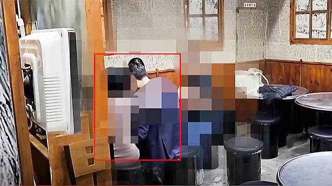 Democratic Party Rep. Jang Kyung-tae sits beside the alleged victim at a restaurant in Yeouido in western Seoul in late 2024. [SCREEN CAPTURE]