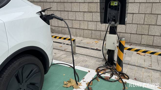충전 중인 전기차. 김수지 기자&nbsp;