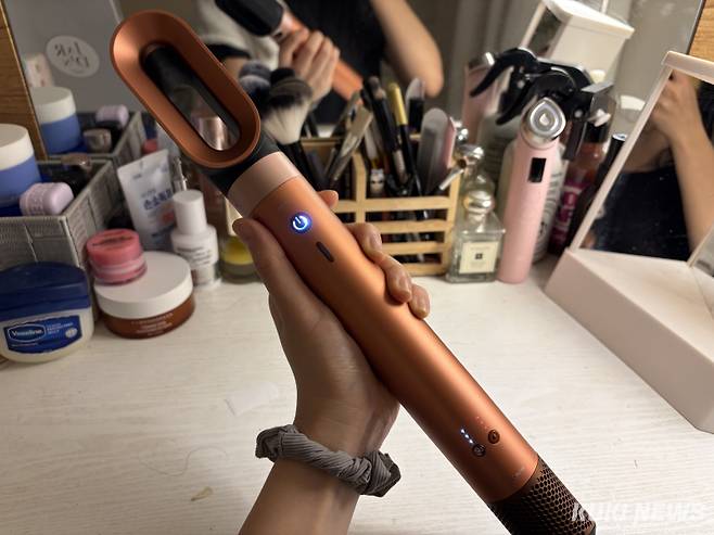 패스트 드라이어를 착용한 모습. 성인 여성 손을 기준으로 본체는 잡기 불편하지 않았다. 심하연 기자