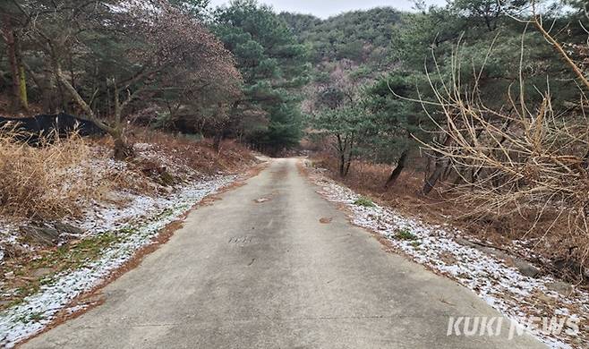 평창군이 국비 등 총사업비 76억8600만원을 들여 평창읍 종부2리 일원에 길이 2.2km, 폭 7~8m 규모의 ‘삼방산 무공해 체험 도로’를 개설해 주민·관광객의 이동편의와 농산물 생산·유통 환경이 향상될 것으로 기대된다. 공사전 모습. 평창군 제공