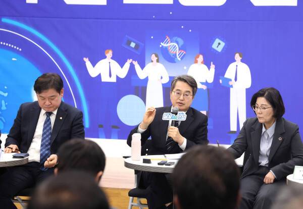 28일 안성시 금광면사무소에서 김동연 경기도지사가 지역주민들과 간담회를 하고있다. 경기도 제공