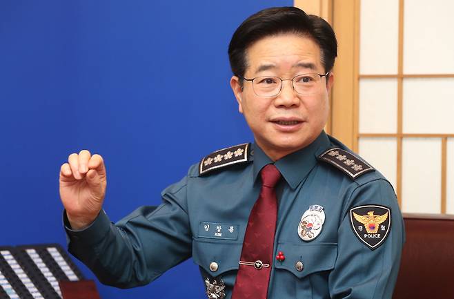 2022년 1월 김창룡 당시 경찰청장이 매일경제신문과 인터뷰하고 있다. [이승환 기자]