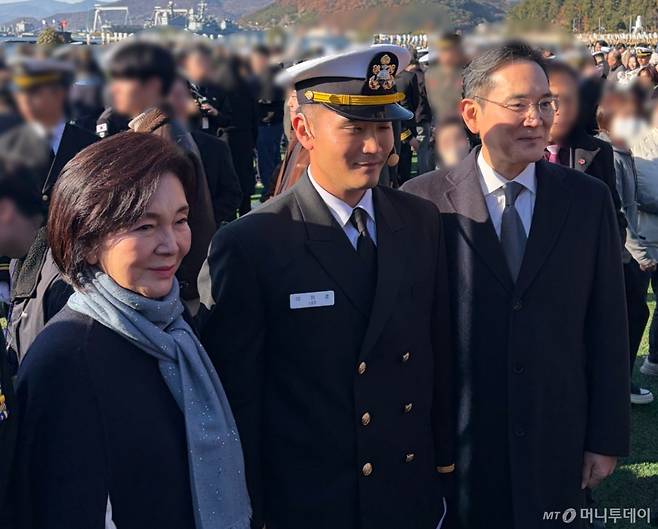 이재용 삼성전자 회장(오른쪽)과 홍라희 전 삼성미술관 리움 관장(왼쪽)이 이지호씨에게 계급장을 수여하고 기념촬영하고 있다./사진=공동취재단