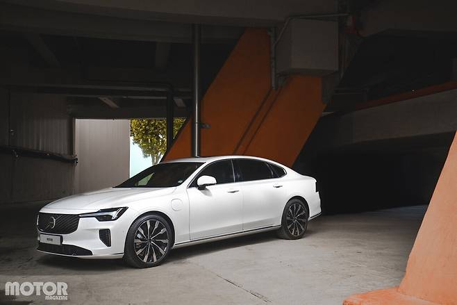 볼보 S90 T8 AWD Ultra 사진 모터매거진 최재혁 기자