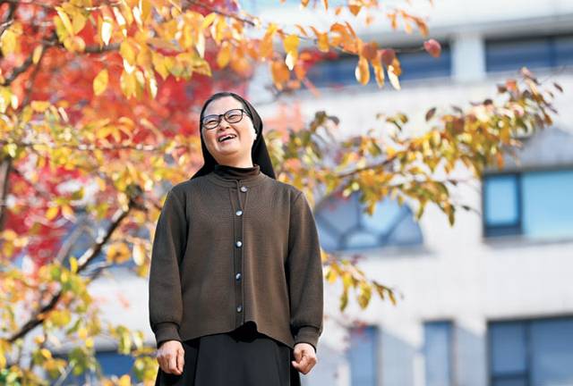 제37회 아산상 수상자인 정춘실 케냐 성데레사 진료소장이 지난 21일 서울 서대문구 한 카페 앞에서 환하게 웃고 있다.윤성호 기자