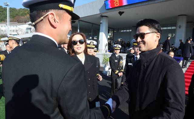 임세령  대상  부회장 등이 28일 오후 경남 창원시 진해구 해군사관학교 연병장에서 열린 제139기 해군·해병대 사관후보생 수료 및 임관식에서 아들인 이지호 신임 소위를 격려하고 있다. 연합뉴스