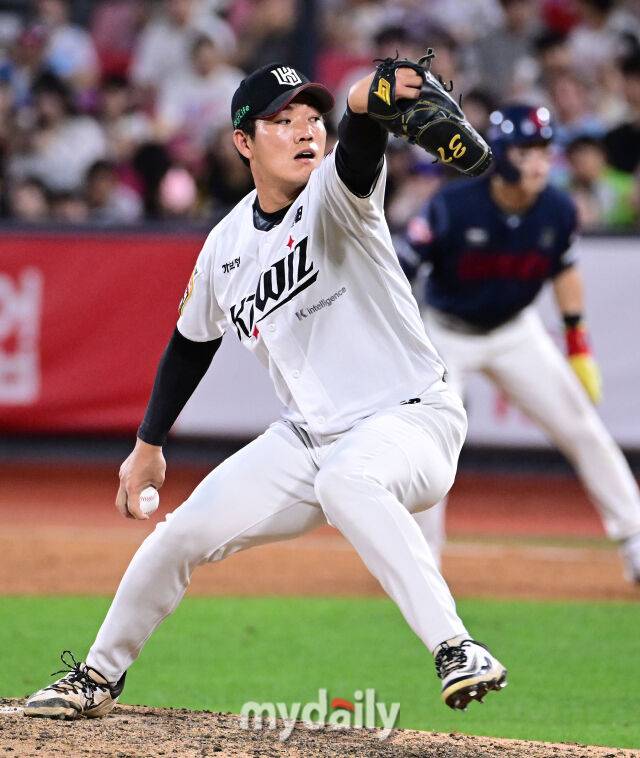 2025년 9월 3일 오후 경기도 수원KT위즈파크에서 열린 '2025 신한 SOL뱅크 KBO 리그' 롯데 자이언츠와 KT 위즈의 경기. KT 이상동이 7회초 역투하고 있다./마이데일리