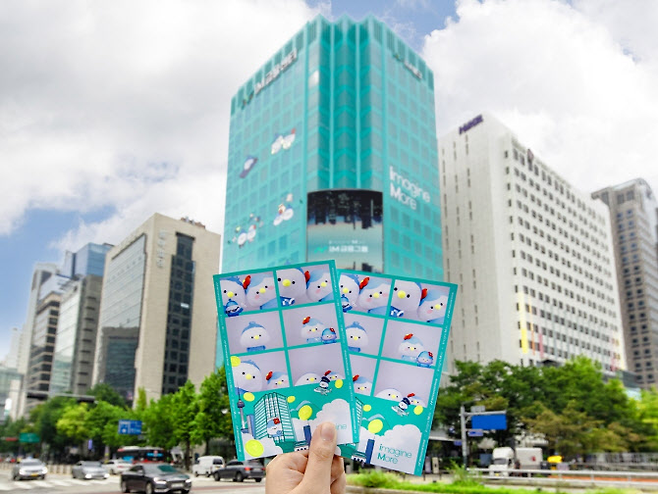 서울 청계천 변 광교사거리에 있는 서울 사옥 iM금융센터의 건물 외벽이 브랜드 컬러 민트 색상으로 랩핑된 모습. [iM금융그룹]