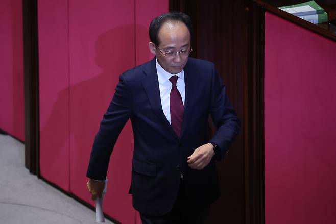 계엄 해제 의결을 방해한 혐의(내란 중요임무 종사)로 구속영장이 청구된 국민의힘 추경호 의원이 27일 국회 본회의에서 자신의 체포동의안 표결에 앞서 신상발언을 한 뒤 발언대에서 내려오고 있다. [연합]