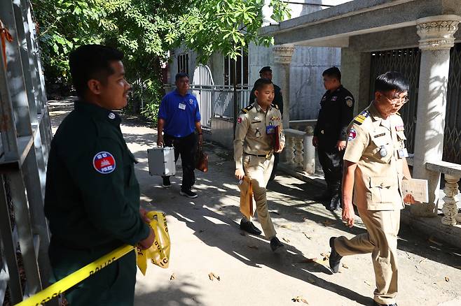 지난달 20일(현지시간) 캄보디아 프놈펜 턱틀라 사원에서 현지 범죄조직에 납치 살해된 한국인 대학생 박모 씨의 부검 및 화장 절차가 끝난 뒤 현지 법의학자와 경찰을 비롯한 당국자들이 사원을 빠져나가고 있다. [연합]