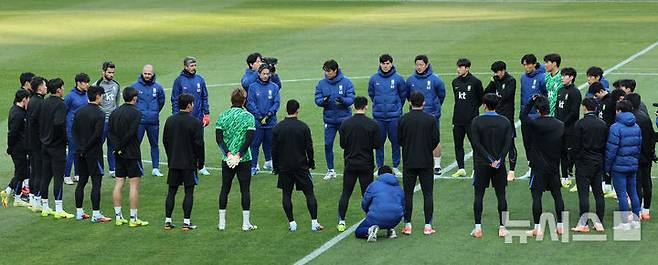 [서울=뉴시스] 김진아 기자 = 대한민국 축구대표팀 홍명보 감독이 가나와의 A매치 평가전을 앞두고 지난 17일 서울 마포구 서울월드컵경기장에서 열린 공식훈련을 지시하고 있다. 2025.11.17. bluesoda@newsis.com