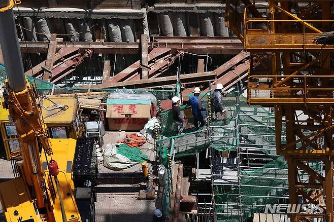 [서울=뉴시스] 백동현 기자 = 서울 시내 한 공사현장에서 근로자들이 작업하고 있는 모습. 2022.05.09. livertrent@newsis.com