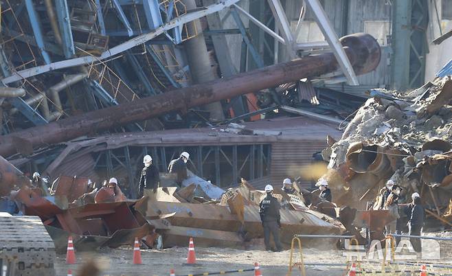 [울산=뉴시스] 배병수 기자 = 18일 오후 울산 남구 용잠동 한국동서발전 울산화력발전소 대형 구조물 붕괴현장에서 경찰, 국과수, 고용노동부, 산업안전보건공단이 합동 현장감식을 진행하고 있다.2025.11.18.bbs@newsis.com.