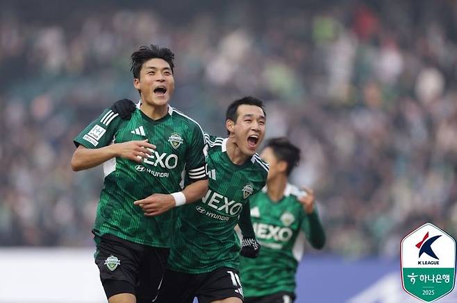 [서울=뉴시스]K리그1 전북 우승 주역 박진섭. (사진=한국프로축구연맹 제공)