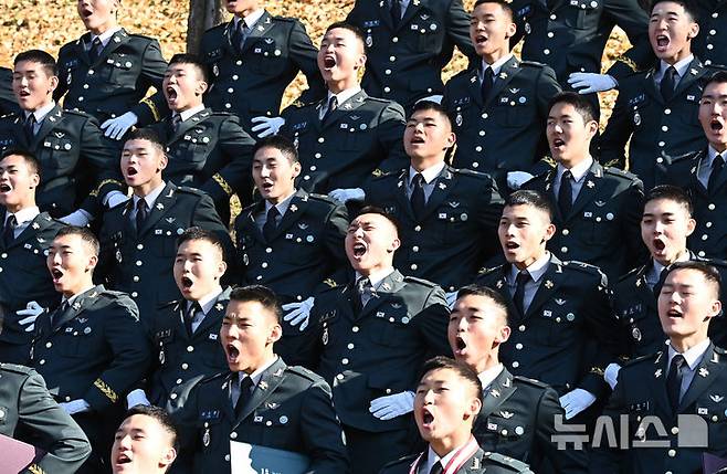 [광주(경기)=뉴시스] 김종택기자 = 28일 경기 광주시 오포읍 육군 특수전학교에서 열린 '특전부사관 261기 임관식'에서 특전부사관들이 구호를 외치고 있다. 2025.11.28. jtk@newsis.com