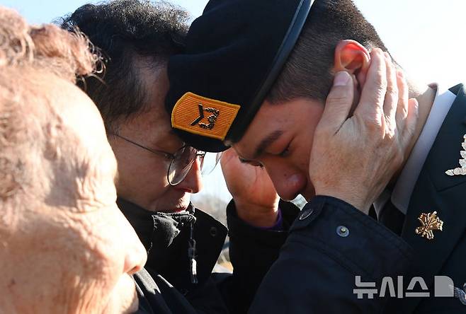 [광주(경기)=뉴시스] 김종택기자 = 28일 경기 광주시 오포읍 육군 특수전학교에서 열린 '특전부사관 261기 임관식'에서 한 특전부사관 가족들이 계급장을 달아준 뒤 포옹하고 있다. 2025.11.28. jtk@newsis.com