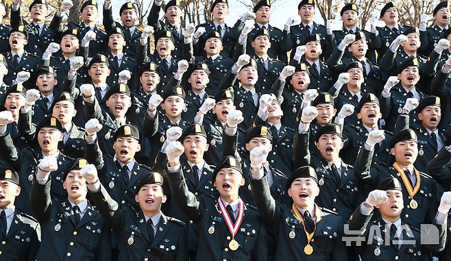 [광주(경기)=뉴시스] 김종택기자 = 28일 경기 광주시 오포읍 육군 특수전학교에서 열린 '특전부사관 261기 임관식'에서 특전부사관들이 파이팅을 외치고 있다. 2025.11.28. jtk@newsis.com
