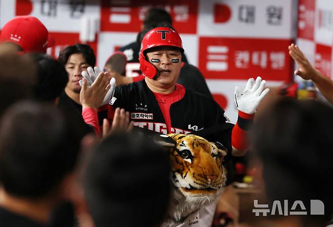 [서울=뉴시스] 배훈식 기자 = 24일 오후 서울 구로구 고척스카이돔에서 열린 2025 신한 쏠뱅크 KBO리그 키움 히어로즈와 기아 타이거즈의 경기, 1회초 1시 1, 2루 상황에서 기아 최형우가 선제 3점 홈런을 치고 동료들의 축하를 받고 있다. 2025.06.24. dahora83@newsis.com