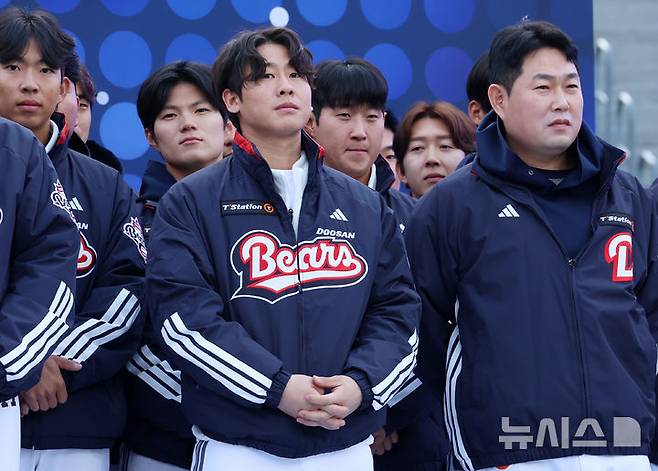[서울=뉴시스] 조성우 기자 = 23일 서울 송파구 잠실야구장에서 열린 두산 베어스 팬 페스티벌 '곰들의 모임'에서 FA계약으로 두산에 합류한 박찬호가 동료 선수들과 함께 무대에 올라 있다. 2025.11.23. xconfind@newsis.com