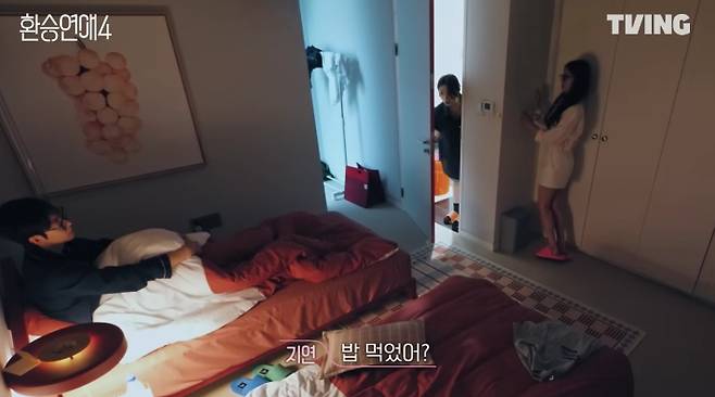 '환승연애' 시리즈는 이별한 커플들이 한 집에 모여 지난 연애를 돌아보고 새로운 인연을 찾아가는 과정을 그린 티빙 대표 연애 예능이다. 시즌4에는 총 12명의 출연자가 참여했다. 티빙 유튜브 영상 캡처