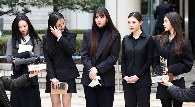 지난 3월 7일, 어도어가 뉴진스 멤버들을 상대로 제기한 '기획사 지위보전 및 광고계약 체결 등 금지 가처분' 첫 심문기일을 마치고 취재진 앞에 선 뉴진스. 연합뉴스
