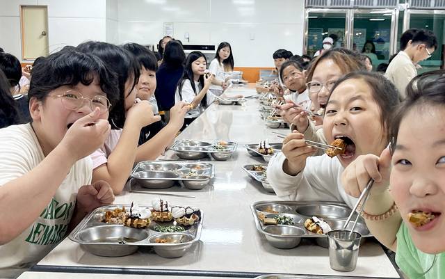 ‘비유전자변형(Non-GMO)’ 식재료로 만든 학교급식을 먹고 있는 대전 장대초등학교 학생들.
