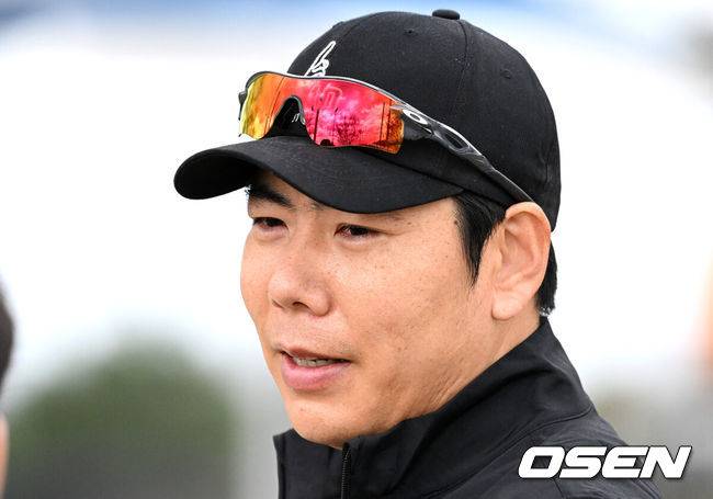 [OSEN=어바인(미국), 이대선 기자] 12일(한국시간) 미국 캘리포니아주 어바인 그레이트파크 베이스볼 컴플렉스에서 KIA 타이거즈의 1차 스프링캠프가 진행됐다.KIA 선수단은 오는 18일 미국에서 출발해 19일 인천으로 입국한 뒤 20일에 일본 오키나와로 건너가 21일부터 3월 4일까지 킨 구장에서 본격적인 실전을 치른다.KIA 훈련장을 찾은 강정호가 취재진과 인터뷰를 나누고 있다. 2025.02.12 / sunday@osen.co.kr