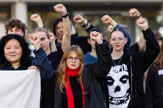 시위에 참여한 청년들이 주먹을 들어 올리고 있다. 이들은 대규모 상속세 부과와 의무 시민복무제 도입 등 국민투표 안건을 앞두고 평등을 요구하는 시위를 벌였다. 출처=SWI