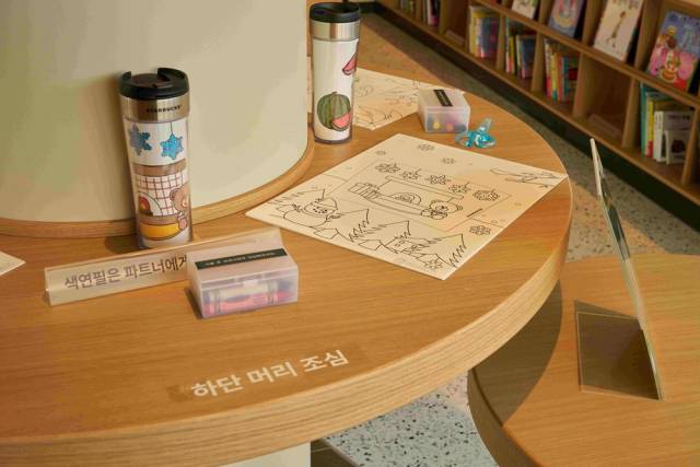 스타벅스 코리아가 패밀리 프렌들리 매장으로 조성한 ‘세종예술의전당점’ 내부 어린이 체험 공간. 사진 제공=스타벅스 코리아