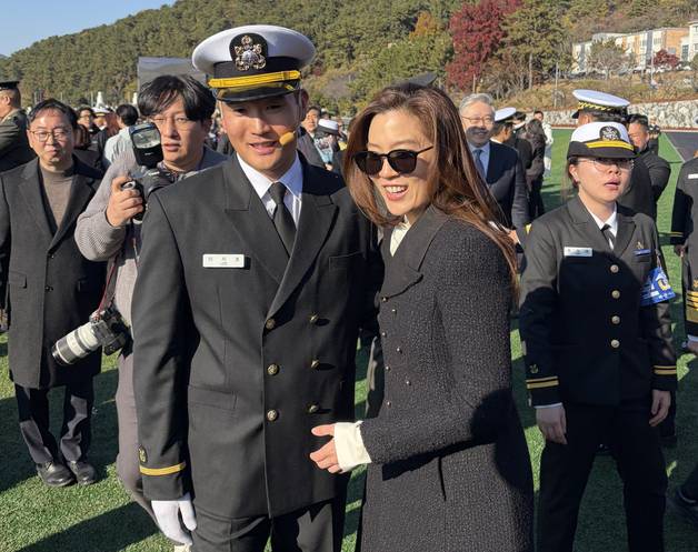 임세령 대상홀딩스 부회장이 28일 경남 창원시 해군사관학교에서 열린 해군 학사사관후보생 139기 임관식에서 장남 지호 씨와 기념촬영을 하고 있다. 공동취재단