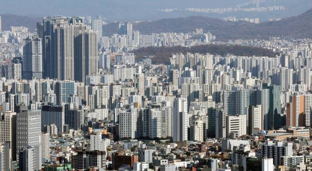서울 중구 남산에서 바라본 아파트 단지의 모습. 뉴스1