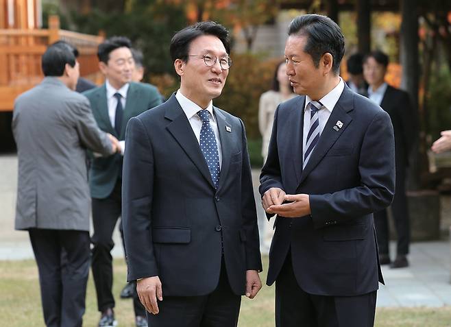 김민석 국무총리(왼쪽)가 11월9일 총리공관에서 열린 고위당정협의회에서 정청래 더불어민주당 대표와 대화하고 있다. ⓒ연합뉴스