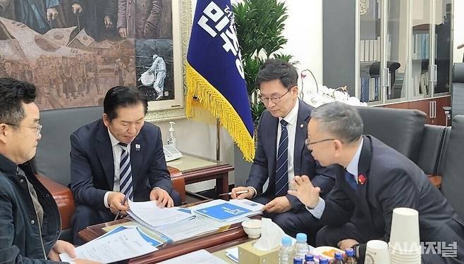 민주당 을지로위원회(위원장 민병덕) 소속 김문수 국회의원(순천갑 지역위원장) 등이 21일 '을(乙)을 위한 민생예산안'을 정청래 당대표에게 건의하고 있다. ⓒ민주당 순천지역위 제공