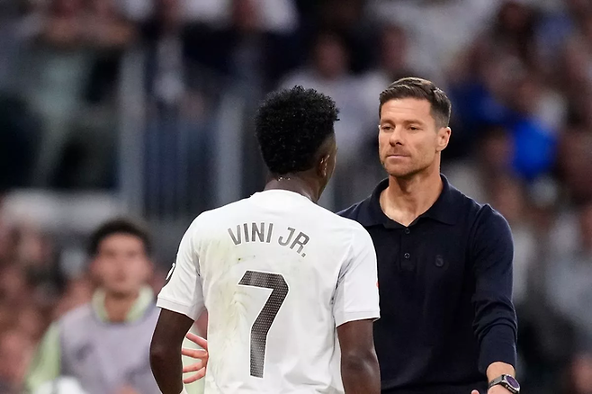 비니시우스(좌), 사비 알론소 감독. 게티이미지코리아