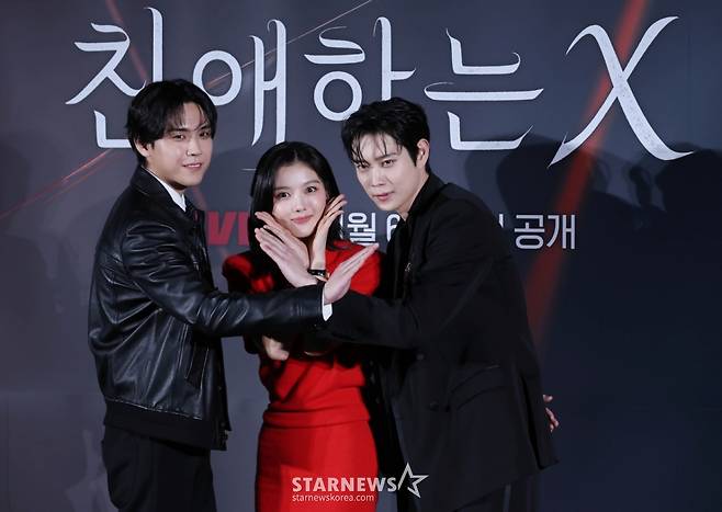 배우 김도훈, 김유정, 김영대가 30일 오후 서울 CGV용산아이파크몰에서 진행된 티빙 오지지널 시리즈 '친애하는 X' 제작발표회에 참석해 포즈를 취하고 있다.  지옥에서 벗어나 가장 높은 곳으로 올라가기 위해 가면을 쓴 여자 '백아진' 그리고 그녀에게 잔혹하게 짓밟힌 X들의 이야기 '친애하는 X'는  11월 6일 공개된다. /2025.10.30 /사진=이동훈 photoguy@