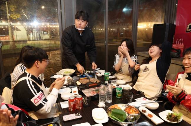 LG 송승기가 27일 경기도 곤지암 리조트에서 진행된 '통합우승 BBQ 파티 in 곤지암' 행사에서 팬들에게 고기를 구워주고 있다. /사진=LG 트윈스 제공