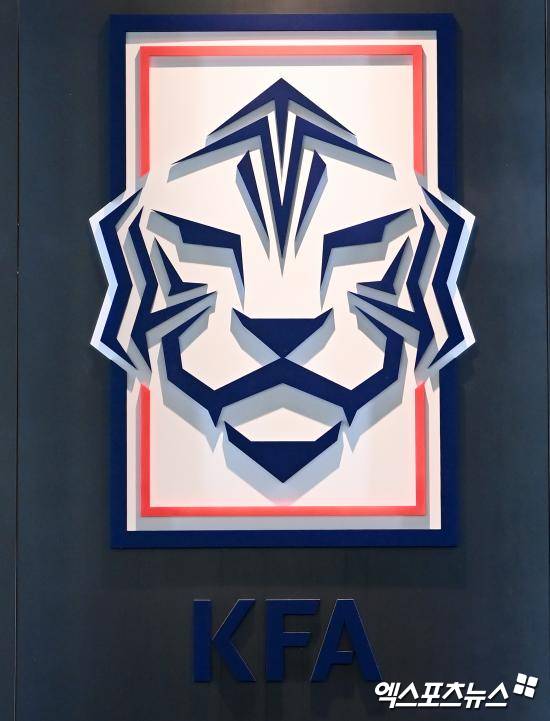 한국과 일본이 오는 2035년 열리는 아시아축구연맹(AFC) 아시안컵 공동 개최를 추진하고 있다는 소식이다. 대한축구협회는 최근 일본축구협회와 아시안컵 공동 개최 건을 놓고 실무자 차원에서 의견을 나눈 것으로 알려졌다. 양측 모두 대회 개최에 따른 경제적 비용 절감 등에 공감했다는 게 대한축구협회의 설명이다. 사진 엑스포츠뉴스DB