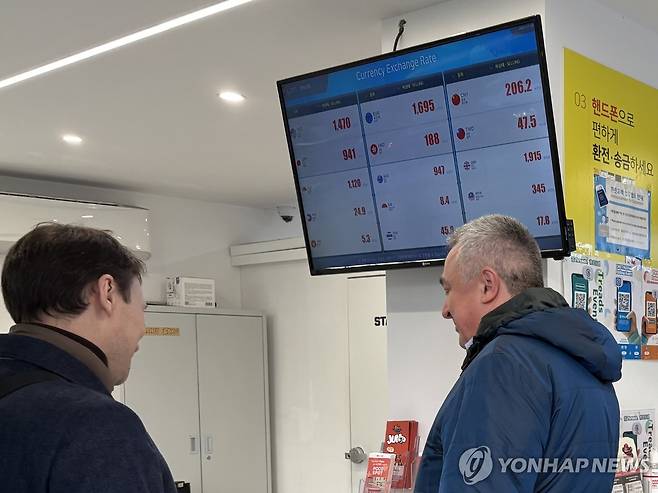 환전소 찾은 외국인들 (서울=연합뉴스) 최혜정 인턴기자 = 지난 26일 외국인 관광객들이 남대문 인근 환전소에 방문해 환전을 기다리고 있다. 2025.11.28