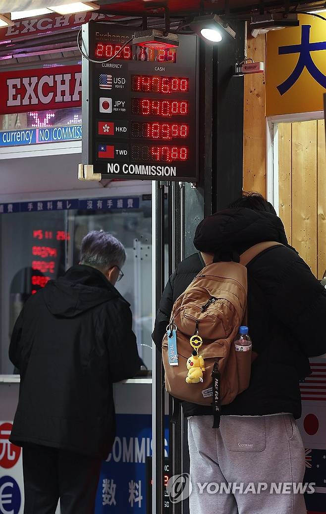 고공행진 이어가는 환율 (서울=연합뉴스) 김주형 기자 = 원/달러 환율이 1.5원 오른 1,477.1원으로 집계된 지난 24일 서울 중구 명동의 사설 환전소에서 외국인 관광객들이 환전하고 있다. 2025.11.28 kjhpress@yna.co.kr