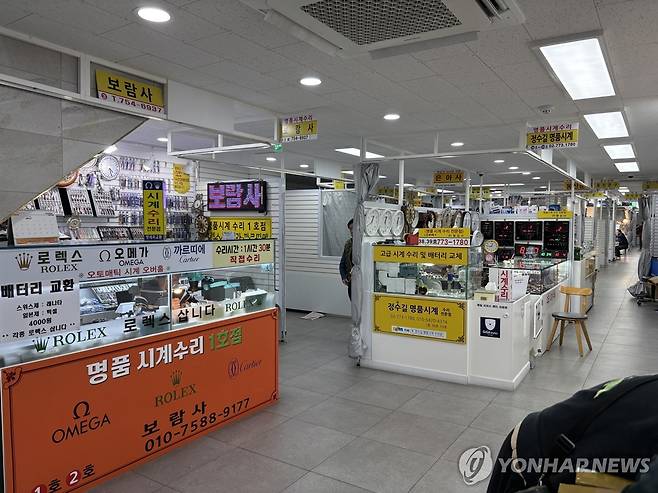 한산한 남대문 수입상가 (서울=연합뉴스) 최혜정 인턴기자 = 지난 26일 남대문 수입상가. 손님 없이 한산한 모습을 보이고 있다. 2025.11.28