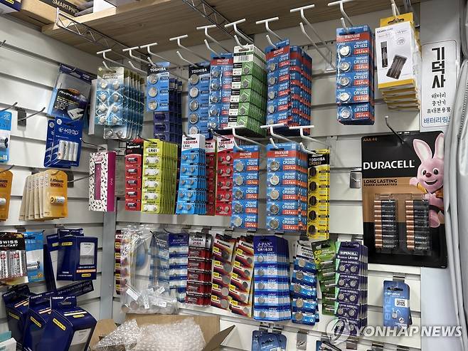 해외에서 들여온 배터리 상품들 (서울=연합뉴스) 최혜정 인턴기자 = 지난 26일 남대문 수입상가의 한 잡화점에 수입 배터리가 잔뜩 진열돼 있다. 2025.11.28